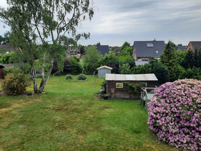 Casa unifamiliare con possibilità di appartamento indipendente/alloggio multigenerazionale su terreno spazioso - senza provvigione – Blick aus OG in Garten