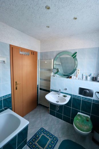 Familienfreundliches Einfamilienhaus in Oberuckersee mit Garten und guter Anbindung – Badezimmer mit Wanne OG