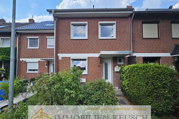 3 kat boyunca bol alan sunan, sakin ve merkezi konumda sıra ev; teras, balkon, bodrum ve bahçe