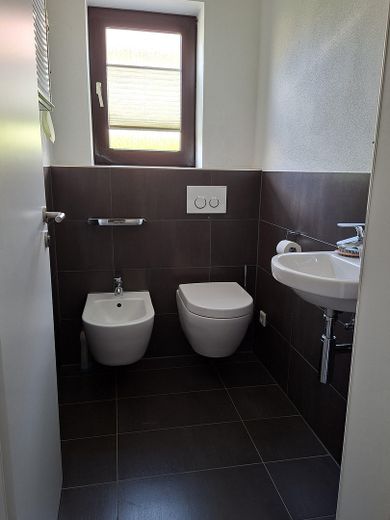 Sehr gepflegtes Zweifamilienwohnhaus in ruhige Wohnlage mit großem, sonnigem Gartengrundstück – Gäste WC EG