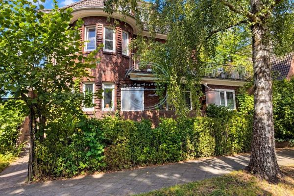 Solides Dreiparteienhaus mit Garten, Balkonen und zwei Garagen attraktive Kapitalanlage