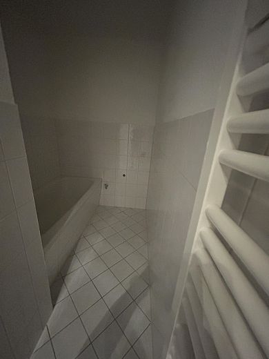 renovierte 4-Raum-Wohnung in der Nähe des Steintor, beim Wasserturm – Bad mit Dusche u. Badewanne