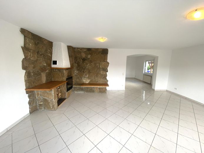 DHH ca. 170 qm Wohnfläche zuzügl. Nutzfläche, sowie Balkon Carport Stellfläche Garten – Wohnz. m. Blick in Esszimmerbe