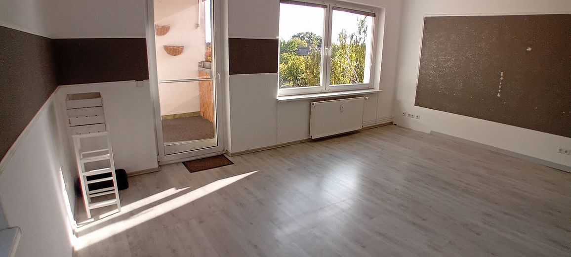 Leegstaande 2-kamerwoning, balkon, nabij Britzer Garten – Wohnzimmer