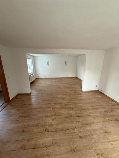 Günstiges EFH mit Terrasse, Garage, Dusche und sonnigem Grundstück am grünen Ortsrand – Wohnen