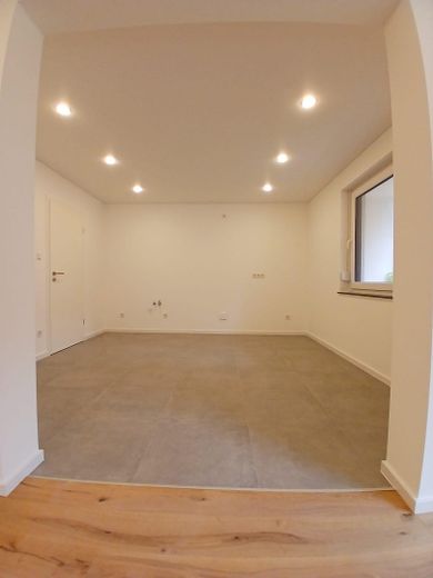 Piso de 4 habitaciones completamente renovado con balcón en Trier-Heiligkreuz – de alta calidad y listo para entrar a vivir – Küche