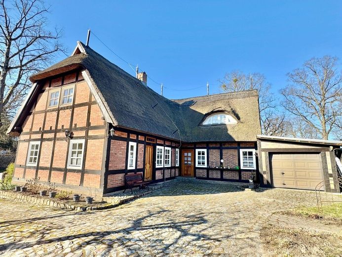 HORN IMMOBILIEN ++ tolles Reetdach-Fachwerkhaus in Alt Rehse bei Neubrandenburg, Denkmalschutz – Hausansicht von hinten