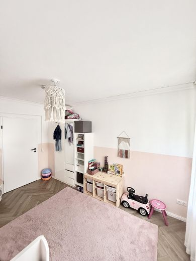 Provisions- & bezugsfrei: Sanierte 4-Zimmer Wohnung mit Klima & Garage – Kinderzimmer