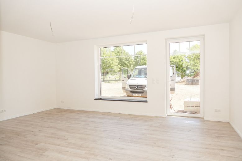 Neubau Erstbezug -  energieeffiziente Mittelwohnung im Reihenhaus für Familien zu vermieten – Wohnzimmer (Baugleich)