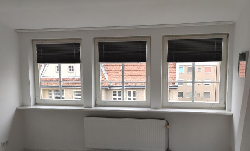 (provisions- u. bezugsfrei) Traumhafte, renovierte 4 Zimmer-Wohnung mit großer Dachterrasse – Zimmer 2 Verdunkelungsrollos