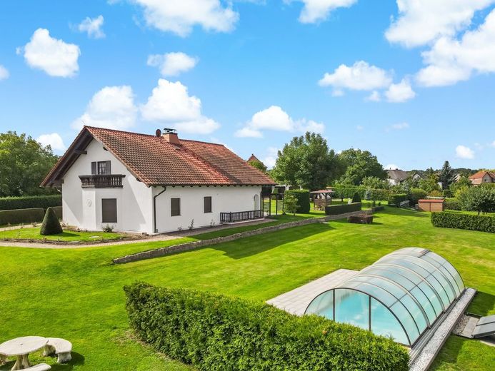 Großzügigkeit neu definiert: EFH, Pool &amp; 2.790 m² Grundstück in Dölau – DJI_0638