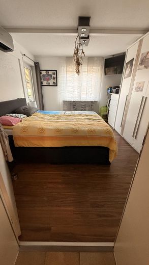 Klimatisiertes Raumwunder: Renovierte 4-Zimmer-Wohnung mit 2 Balkonen & 2 Garagen – Schlafen