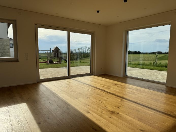 Aussicht ins Grüne! Lichtdurchflutetes Massivhaus in Bihlafingen, provisionsfrei – Wohnzimmer
