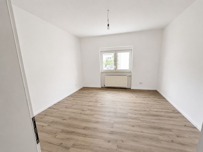 Erstbezug: Ein-Zweifamilienhaus mit Garten, 3 Bädern und 7 Schlafzimmern in Tairnbach – Foto 3