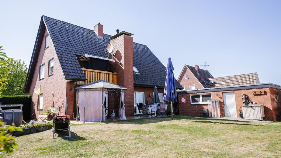 Casa unifamiliar bien cuidada con apartamento independiente, 165 m², parcela de 900 m² – Gartenansicht