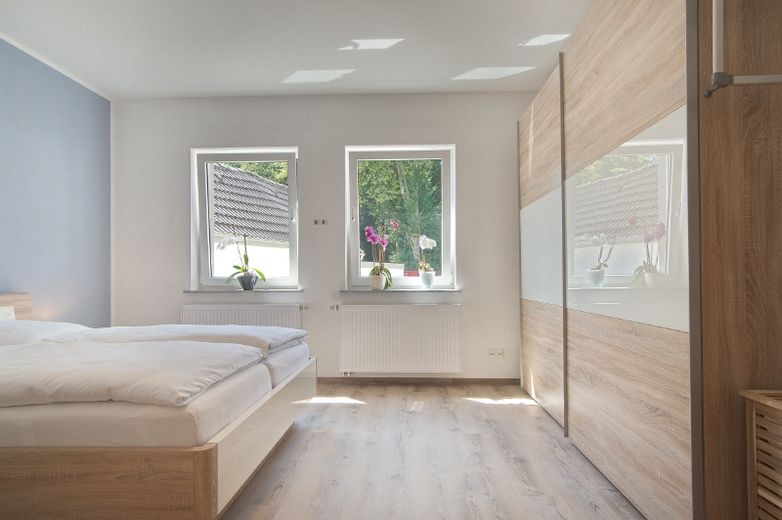 Traumhaft gelegen und mit hohem Wohnkomfort: Hochwertig ausgestattete Wohnung mit zwei Schlafzimmern, PKW-Stellplatz u.v.m. – 241d351f9c159b4cdee7dec357c9a4bc1d359c96.jpg