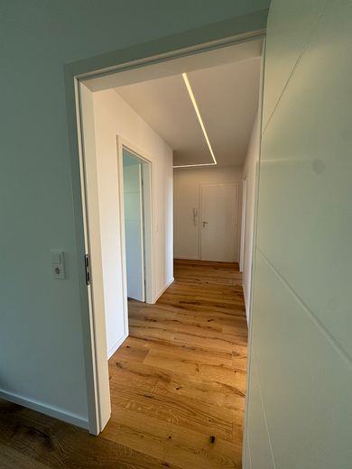 Appartement lumineux de 3 pièces – entièrement rénové & avec balcon – Flur