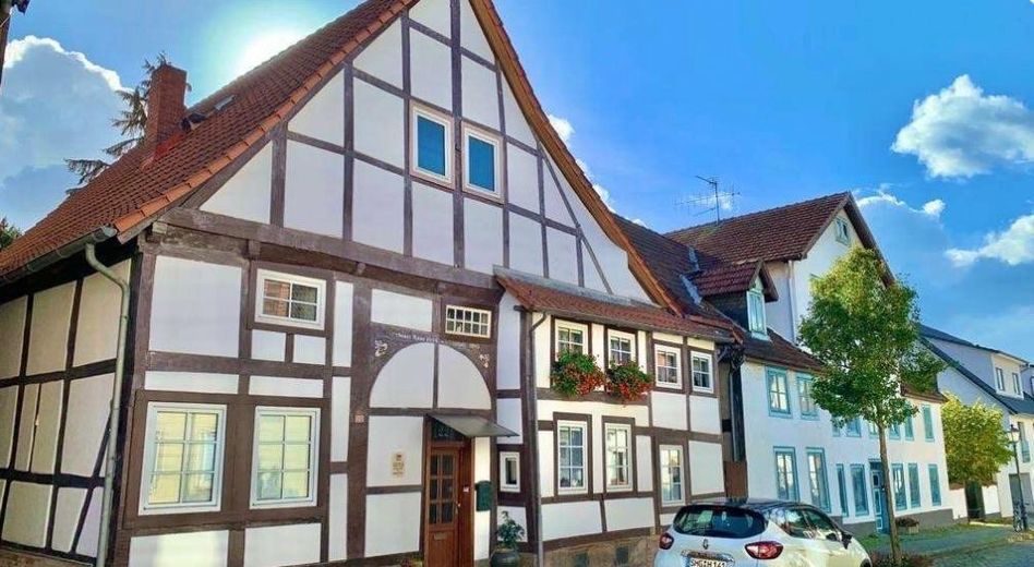 Bückeburg : appartement de 3 pièces situé en plein centre dans une belle maison à colombages à louer – Foto 1