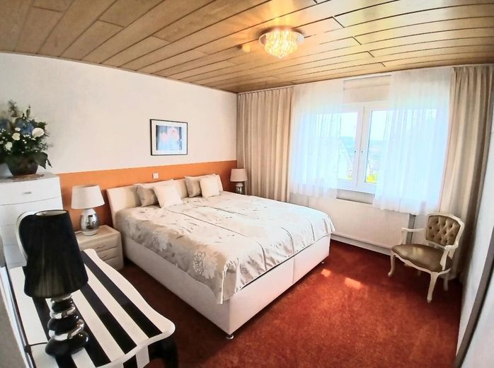 PROVISIONSFREI - Großer, charmanter  Bungalow mit Untergeschoß - keine Renovierungen, nur einziehen! – Schlafzimmmer