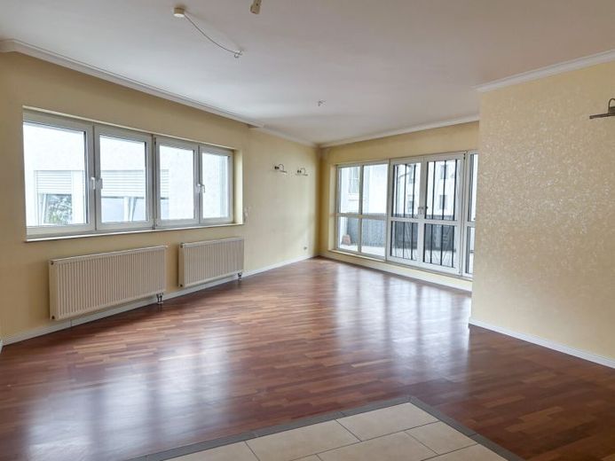 Lichtdurchflutete Wohnung mit großer Loggia & Stellplatz – Foto 1