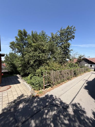Traumhaftes Hanggrundstück mit Bergblick – 550 m²  in Denklingen – Foto 1