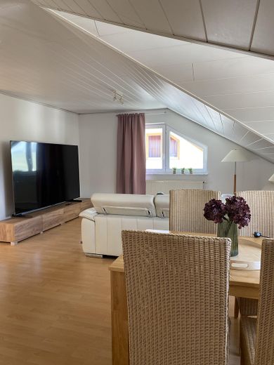 VHB  Attraktives 1–Familienhaus und großem Garten und traumhafter Aussicht sowie Doppelgarage – Foto 8