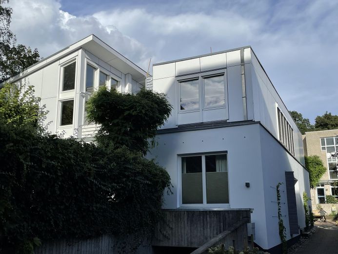 für 3 Jahre befristet: Luxus-Wohnung über zwei Ebenen am Stadtpark (Winterhude) – Ansicht Strasse (priv. Einf.)