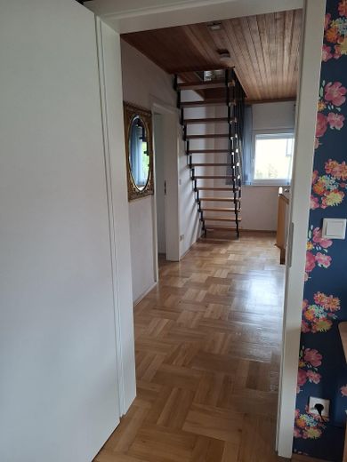 Flur OG mit Aufgang zum DG