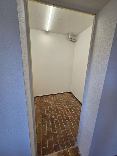 Schöne ELW in gehobenem Wohngebiet Salach Nord neu renoviert – Abstellraum