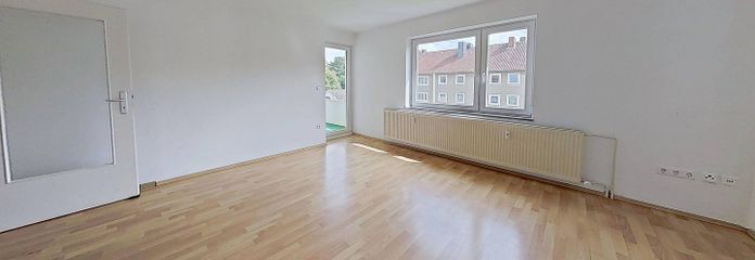Reinkommen und Wohlfühlen: 3-Zimmer-Wohnung mit neuem Badezimmer und Balkon – Ansicht I: Wohnzimmer