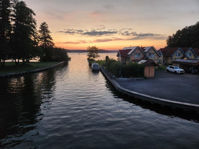 Ferienhaus mit eigenem Bootsliegeplatz – Ausfahrt zum See