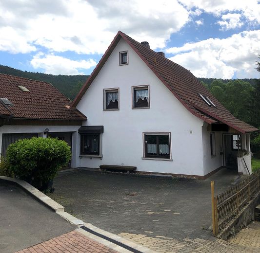 Einfamilienhaus mit Garten und eigenem Bachzugang !! – Einfahrt & Straßenansicht