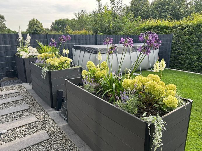 Gartenseite mit Beet und Pool