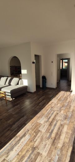 Top modernisierte 2-Zimmer-Wohnung mit Balkon und Tiefgaragen-Stellplatz an der Grenze zu HH – Wohnzimmer