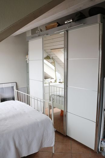 شقة علوية من غرفتين في مبنى من 5 شقق في شتايننبورن – Schlafzimmer (2)