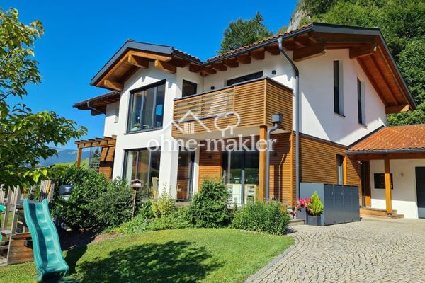 Detached house designed for two generations with mountain views in a sunny location – PRIVATE SALE
