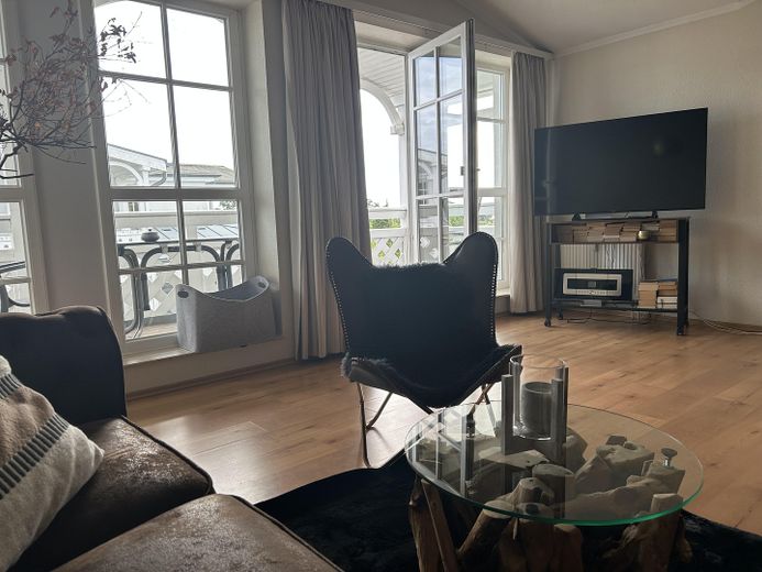 geräumiges Wohnzimmer / Balkon