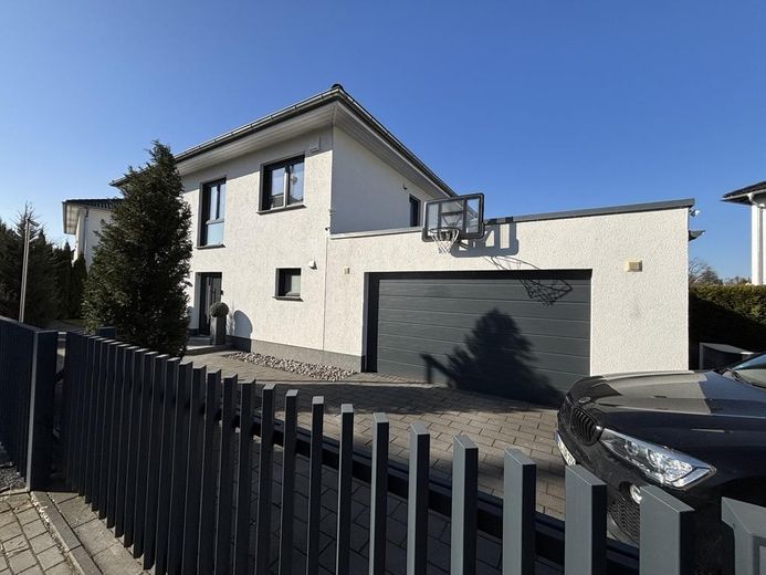 !SAHİBİNDEN SATILIK! Çift garajlı ve ısıtmalı havuzlu, son derece bakımlı 6 odalı şehir villası – Zufahrt Doppelgarage