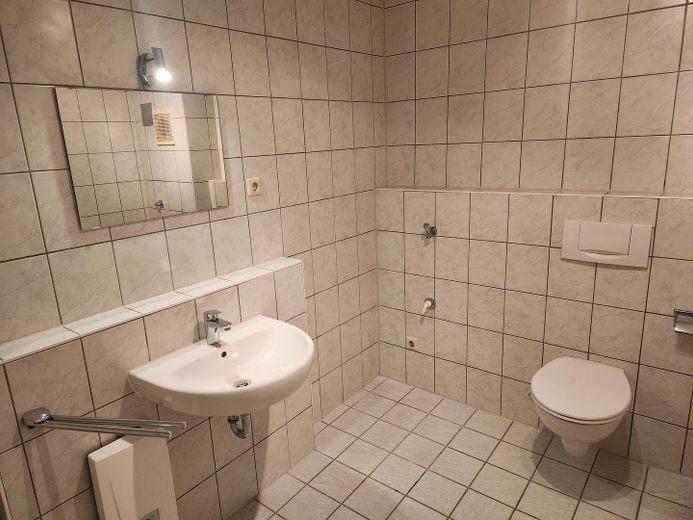 Gemütliche Dachgeschosswohnung in Mühlhausen zur Vermietung – Bad 