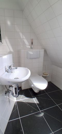 Charmante lichtdurchflutete  Eigentumswohnung mit Dachterrasse in Südlage – Gäste WC mit Dusche