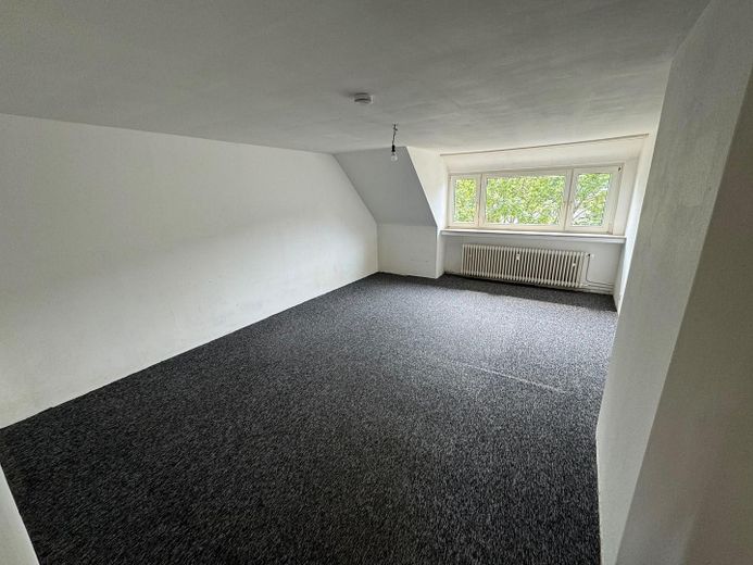 Gemütliches Zuhause für die ganze Familie – helle 3,5-Zimmer-Dachgeschosswohnung in Essen-Borbeck – großes Wohnzimmer 1