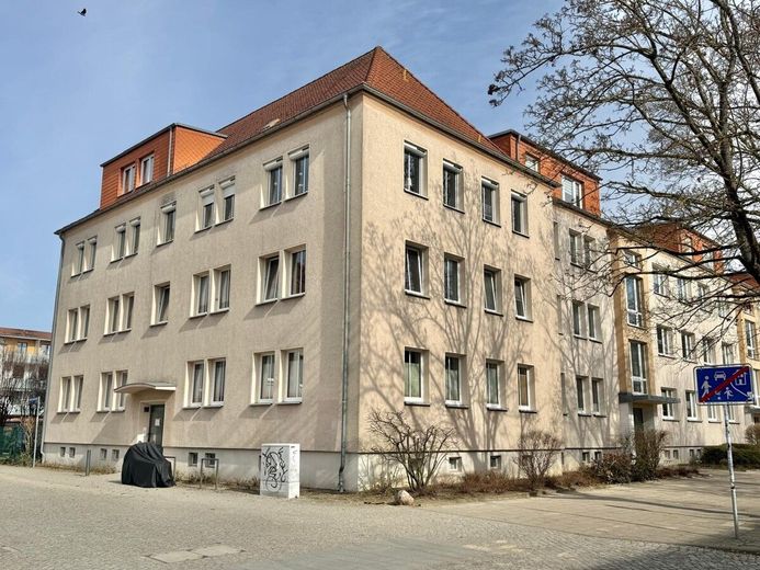 HORN IMMOBILIEN++RESERVIERT! Neubrandenburg Zentrum, helle 3-Raum Eigentumswohnung, EBK, Keller &amp; Parkfläche – Straßenansicht