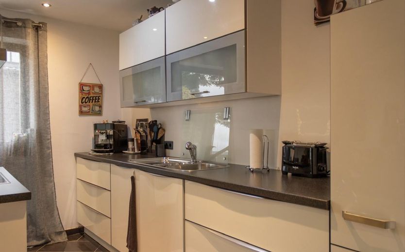 Exklusiver freistehender Bungalow mit Einliegerwohnung, Fernblick, Doppelgarage & großem Garten – Foto 11