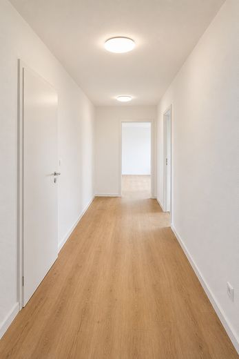 Modern, hochwertig und bezugsfertig – kernsanierte Wohnung in Oberndorf – Flur