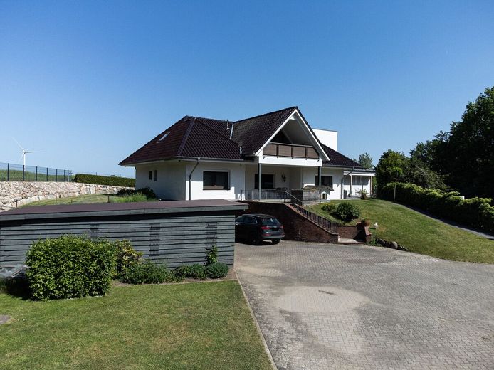 Landidylle meets Design: Perfektes 2-FH für die große Familie in Hanglage – Frontansicht