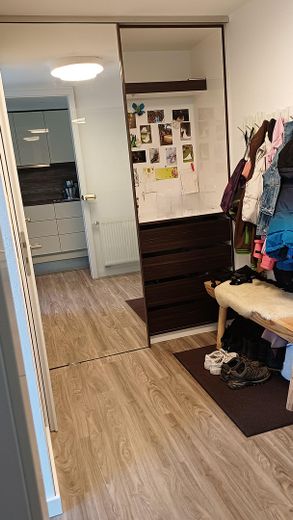 Casa a schiera centrale di alta qualità con 6,5 locali, impianto fotovoltaico e molti dettagli speciali – Garderobe