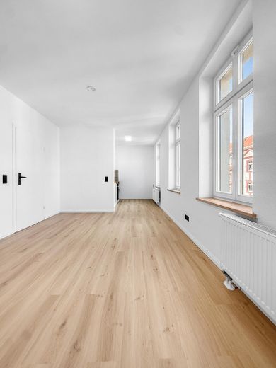 Prima occupazione dopo la ristrutturazione: appartamento luminoso con dotazioni moderne – Wohn-und Schlafzimmer