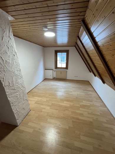 Helle 3-Zimmer-Wohnung mit Dachgeschosscharakter in Dornstetten – Schlafzimmer 1