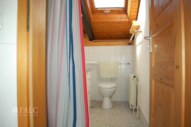 +++Großzügiges Einfamilienhaus mit Einliegerwohnung in begehrter Lage+++ – Badezimmer_DG