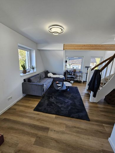 Wohnzimmer mit drei Fenstern